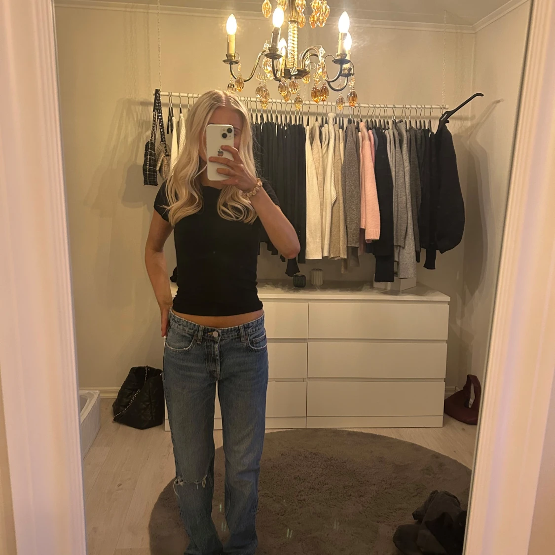 Blå jeans med ett hål strl 34 - 91