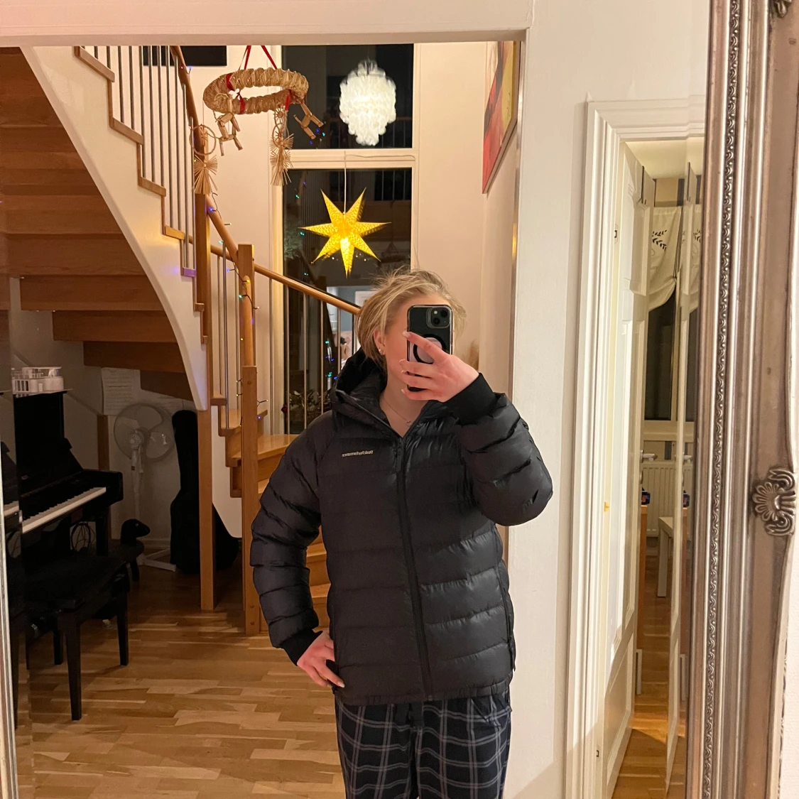 Svart dunjacka från Peak Performance