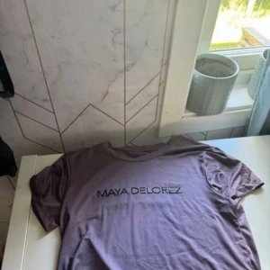 T shirt  - Maya dealorez ✨✨✨.                                                                                   