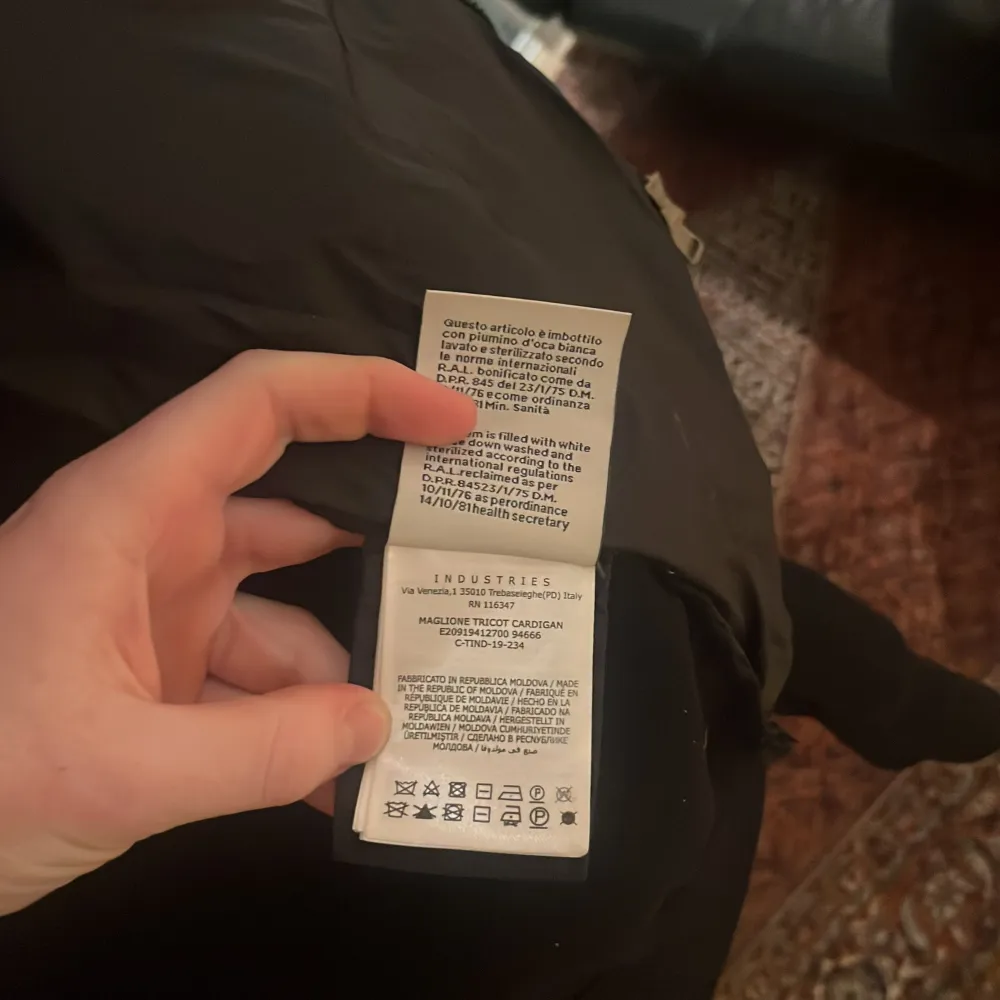 Väldig bra condition, finns inga hål eller skador. Den sitter mindre i strlken så passar bäst någon som vanligtvis har S . Takit.