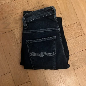 Helt nya Nudie jeans - Helt nya Nudie jeans i skick 10/10. Byxorna har aldrig varit använda förutom när jag testade dom. Modellen är skinny lin. Dom har en stilren mörkblå färg. Storlek W27 L30 men sitter mer som W26-W25. Byxorna passar någon som är ungefär 165