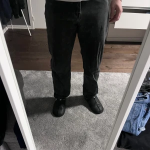 Svarta jeans  - Svarta Jeans ifrån H&M. Dom är i bra skick men kommer inte till användning, passformen är ”Relaxed”. Skriv vid frågor eller funderingar 