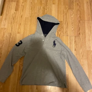   Ralph Lauren hoddie  - Snygg grå hoodie från Ralph Lauren. Säljer då jag inte använder den och vill bli av med den