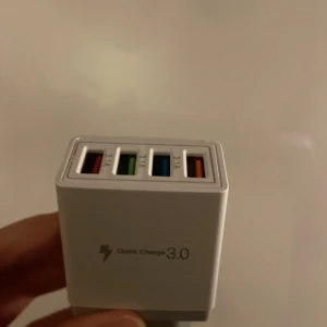 Snabbladdare med 4 uttag  - Super bra och hjälpsam laddare. Snabbladdare. Använder ej 