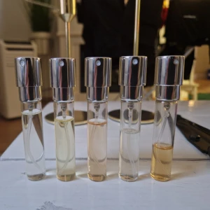 Fem olika Sniph parfymprover - Säljer fem olika parfymprover med silverfärgade spraylock. Doftnamnen inkluderar Guaria Morada, Madre, Flower Hour, The Flavor och Queen Flora. Säljs tillsammans.