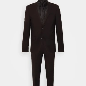 En svart kostym  - En svart kostym, storlek 48, fint skick, använd en gång. Material: polyester, viskos och Elastan.