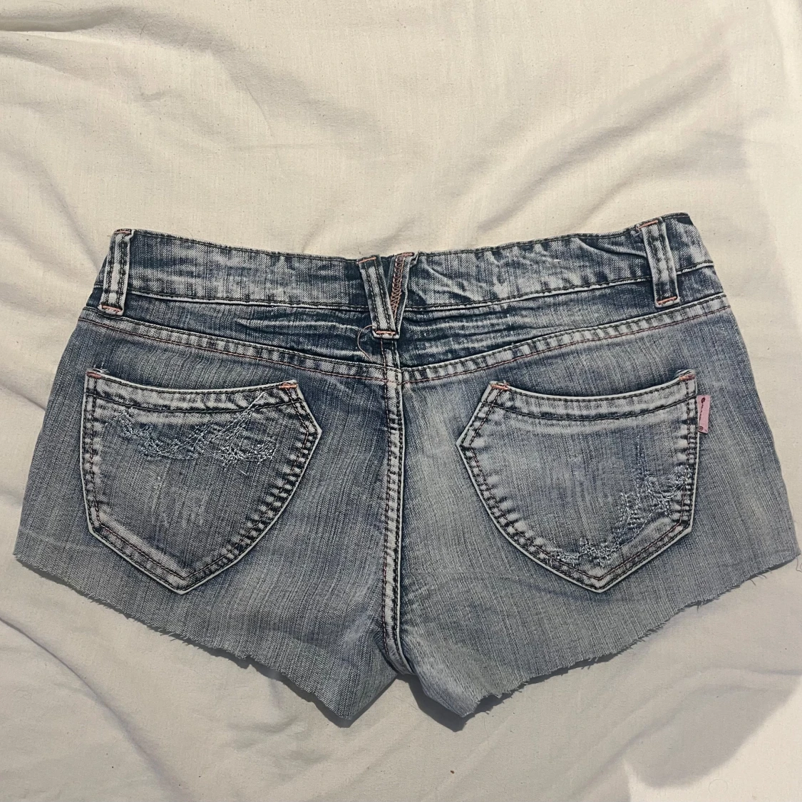 Jeansshorts med slitna detaljer - 90