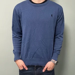 Ralph Lauren Tröja - En blå Ralph Lauren tröja i storlek M men passar S. Modellen är 180. Hör av er vid intresse!! 