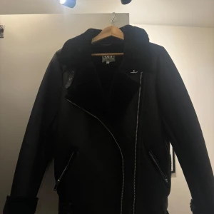 Svart jacka från NA-KD - Snygg svart jacka från NA-KD 