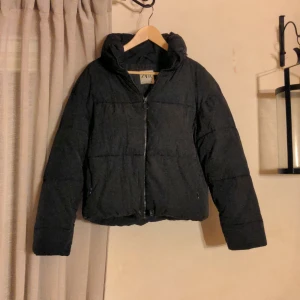 Svart pufferjacka från Zara - Jättefin svart pufferjacka från Zara med dragkedja och krage. Alla dragkedjor fungerar och den har bara använts några gånger, superfin och varm🩷