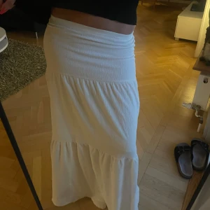 Vit långkjol - Sommrig vit långkjol som passar till allt💖Aldrig använd, endast prövad💝