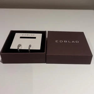 Glow Earrings Steel från Edblad  - Har aldrig använt då jag bara använder guld smycken så örhängena är helt nya. Original pris 399 kr.