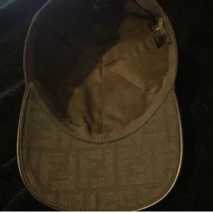 Svart keps från Fendi - Extremt snygg Fendi keps 10/10 använd ungefär 5 gånger 1:1kopia så den ser helt äkta ut