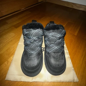 Ugg Lowmel - Helt nya UGG Lowmel, aldrig använda. Kommer utan låda men med extra skosnören och en UGG-tygpåse. Perfekta för vintern med sin stilrena design och varma komfort.