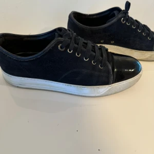 Lanvins - Marinblåa lanvins i bra skick köpta från minto. Storelk Uk 8 alltså 42,43 , skriv om ni har funderingar, bara skor tillkommer 