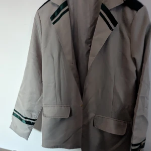 My hero academia UA skol uniform jacka - Cosplay jacka från my hero academia. Stryks innan frak. Köpare står för frakten. Använd ca 4ggr. Är för stor för mig så ska skaffa en ny.