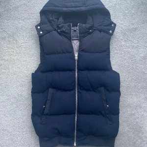 Dunväst med luva - En sjukt fet väst med snyggt och varmt material! | Skick: 9,5/10 ✅| storlek M men uppfattas mer som S | Hör av er vid fler frågor 🦦