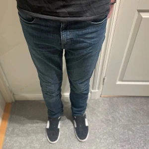Jeans - Hej! Säljer nu dessa jeans. Riktigt snygga och stilrena. Modellen på bilden är 187 och väger ca 70. Storleken är 32/34. Väldigt bra skick, sparsamt använda. Hör av er vid frågor eller funderingar!