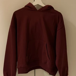 Vinröd hoodie - Säljer min helt nya oanvända hoodie från lager 157 som inte passar mig. Storlek S och prislapp kvar
