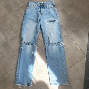 4 par jeans - Säljer fyra par jeans, bild 1 o 2 från Gina storlek 34 ny pris 500kr , bild 3 o 4 från lager storlek XS ny pris 300kr, jätte fina jeans💗 skicka om du vill köpa separat