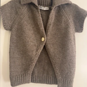 Stickad kofta  - Säljer min grå/bruna kofta från Zara i storlek s! Endast använd en gång💕skriv för mer bilder