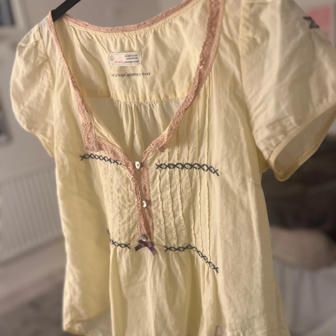 Gul blus med spetsdetaljer - 90