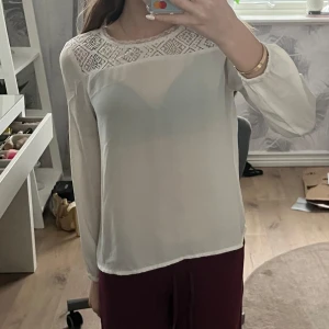 Vit blus  - Säljer en jättefin vit blus från Cubus. Den är luftig så den passar både våren och sommaren. Den är ganska genomskinlig så jag rekommenderar att ha ett linne under! Den kostade 200 kr i butik. Har använt runt 5 gånger. Så himla skön och fin! 😍