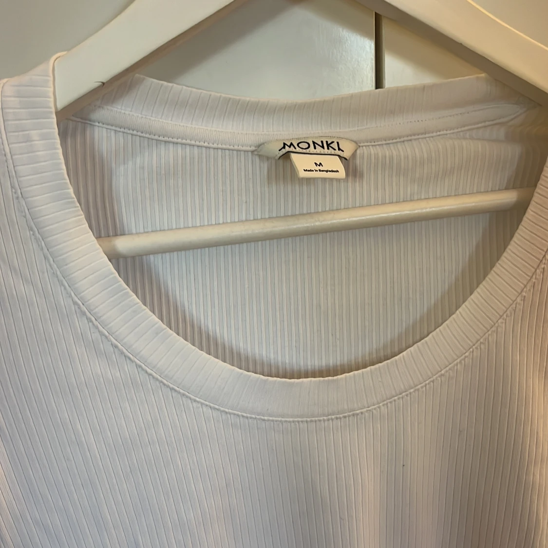 Vit ribbad tröja från Monki - 91