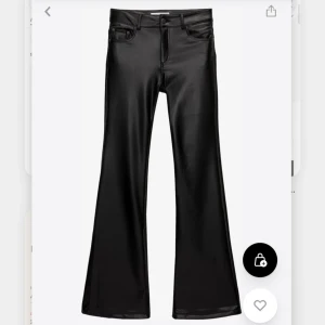 Svarta skinnbyxor med bootcut - Snygga svarta skinnbyxor med bootcut-stil. Perfekta för en trendig look med låg midja och klassisk design. Passar utmärkt till både vardag och fest. Har ett merke på dom fråga om mer bilder om ni vill