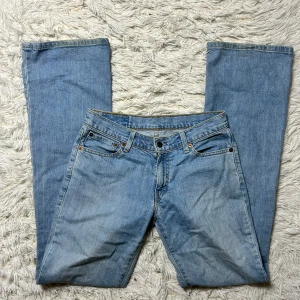 Lågmidjade bootcut jeans Levis  - Lågmidjade jeans från Levis. W30 L34. Innerbenslängd: 83 midjemått:39. Har inga bilder på då de är alldeles för stora. Köp sker via köp nu, jag postar inom 24h. Kvar tills markerad såld 