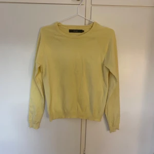 Gul tröja från Vero Moda - Supersöt gul stickad tröja från Vera Moda! Ganska tunn och perfekt nu till våren! Mycket bra skick!🥰🥰