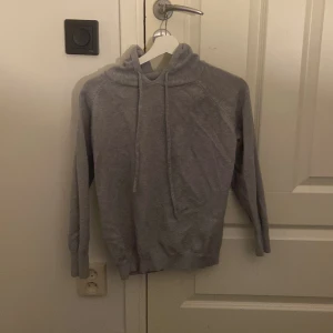 Grå merinoull hoodie - Hej! Säljer en stilren grå merinoull hoodie med huva och dragsko. Tröjan har långa ärmar och är perfekt för en avslappnad look. Passar bra till både vardag och mysiga stunder hemma. Har använt den en gång och den funkar utmärkt. Köpt för 699kr men säljs för 250kr. Skriv om ni har några frågor!