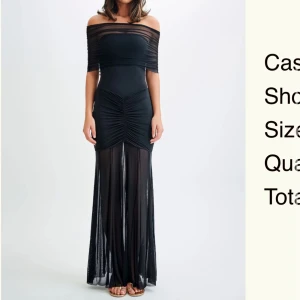 Svart offshoulder långklänning - Elegant svart långklänning med offshoulder-design och transparenta detaljer. Klänningen har en åtsittande passform med rynkade detaljer framtill och en luftig nederdel. Aldrig använd!!