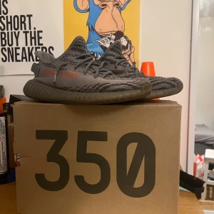 Adidas Yeezy Boost 350 V2 - Säljer ett par Adidas Yeezy Boost 350 beluga V2 då dom inte kommer till användning några mer. Inga större skador förutom under sulan. Pris går att diskuteras mvh Danny