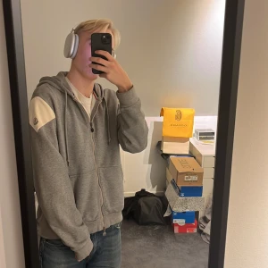 Moncler zip hoodie strl S/M - Sällsyn zip hoodie från Moncler. Inga slitag eller hål. Väldigt fint använd. Är strl XL men passar som S/M. Modellen kommer från 2009 så finns tyvärr ingen Scan men hoodien är äkta! Riktigt fin tröja! Skriv privat ifall du har frågor! 