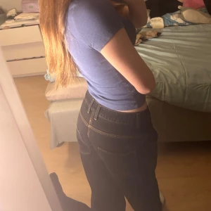 Svarta jeans med kontrastsömmar - Snygga svarta jeans med kontrastsömmar. De har en klassisk femficksdesign och en smal passform som ger en stilren look. Perfekta för en avslappnad stil. Baggy.  Bra skick bortsätt från att de är slitna vid hälarna