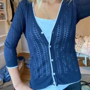 Mörkblå kofta med knappar - Snygg mörkblå kofta med trekvartsärmar och knappar framtill. Perfekt för lager-på-lager och passar både till vardag och lite finare tillfällen.