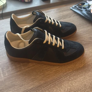 Maison margielas - Tja säljer nu mina riktigt feta maison margielas då de är lite stora på mig! Dom är endast använda inomhus så inga skador eller deffekter är på dom! Storlek 41 men passar 41,5 box följs me, skriv för mer info!