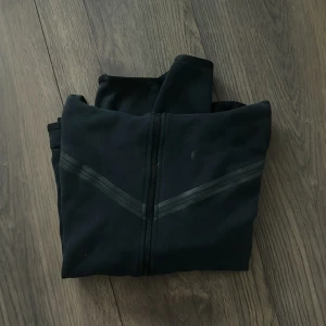 Nike tech fleece junior - Snygg svart Nike tech fleece med dragkedja. Storlek och 158/170. I fint skick.