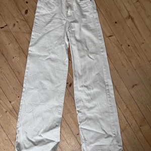 Ljus beiga jeans från G Perfect Jeans - Snygga ljus beiga jeans från G Perfect Jeans med en klassisk design. De har en rak passform och är perfekta för en stilren look. Byxorna har fickor både fram och bak samt en knapp- och dragkedjestängning.