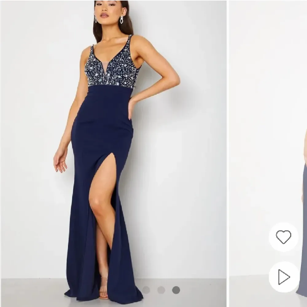 Säljer min fina balklänning då jag aldrig kommer få användning av den igen, säljs ej längre! Använd 1 gång i någon timme. Storlek 34, XS. Jag är 165 cm lång. Pris 900:- köptes för 2000:- Vid frågor kontakta mig 🫶🏽. Mekot.