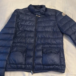 Blå dunjacka från Moncler - Jackan är otrolig fin och det är inga problem med jackan.  Knappt använd.  Passar en xs-s.   Pma för mer info. 