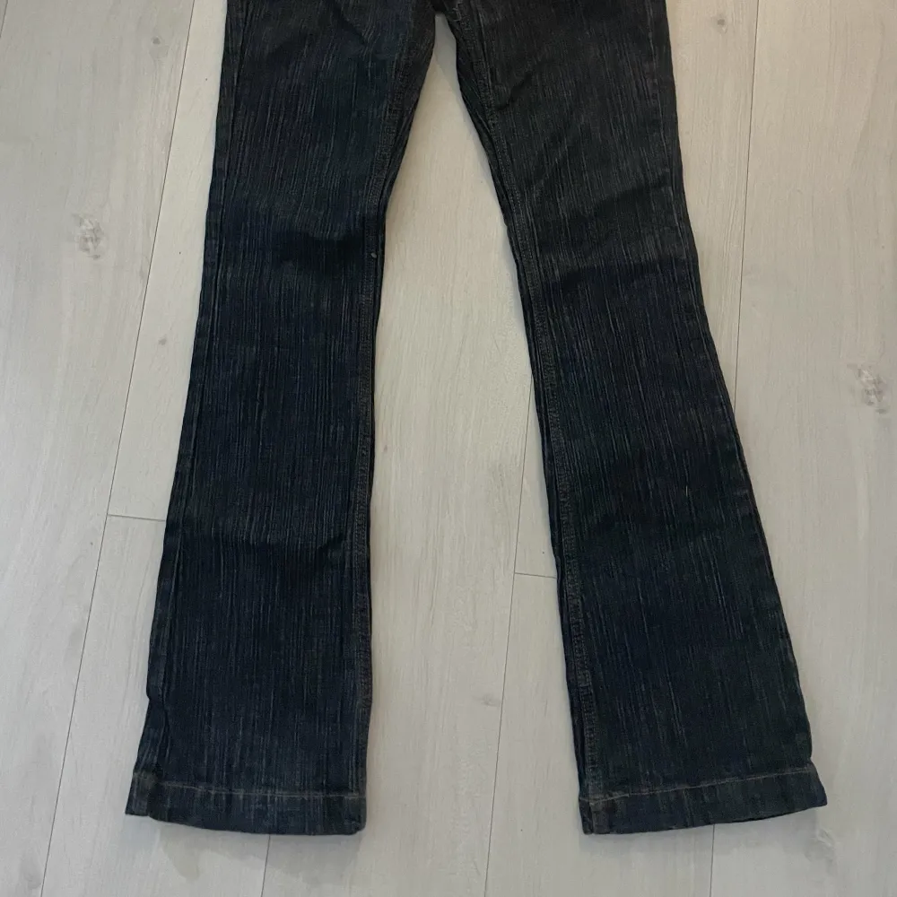 Lågmidjade flare jeans! Har aldrig använt dessa byxor (prislappen är kvar). Säljer pga att de var för långa för mig, sitter annars jättebra vid midjan! . Jeans & Byxor.