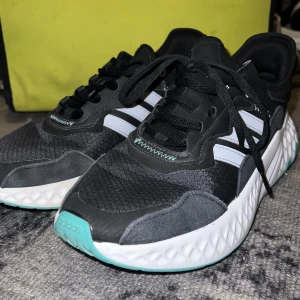 löparinspirerande sneakers från adidas. - Storlek 40 fint skick, använda cirka 5 ggr 