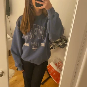 Blå tröja - Säljer denna tröjan från Gina nu. Den är i mycket bra skick nästan helt oanvänd. Skriv för fler bilder❤️