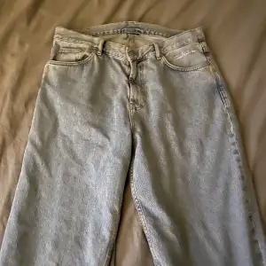 Ett par feta sweet sktbs jeans.  De är väldigt baggy och är storlek M och skulle säga att de är 34-34. De är i väldigt bra skick, de är typ använda 2 gånger så de är typ helt nya!