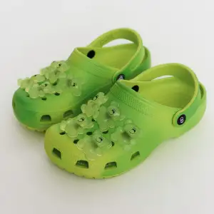 Helt nya i box Crocs x Lazy Oaf - gooey bears classic clogs i storlek EU 38-39.