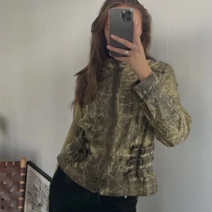 Skinnjacka - Spräcklig skinnjacka köpt second hand. Unik o så snygg. Uppskattar storlek S/M