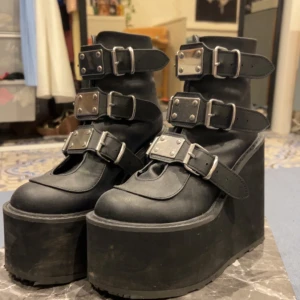 Demonias  - Veganska demonias i storlek 39. Knappt använda bara lite smutsiga. Köparen betalar frakt eller möts upp i Stockholm. Nypris 1500