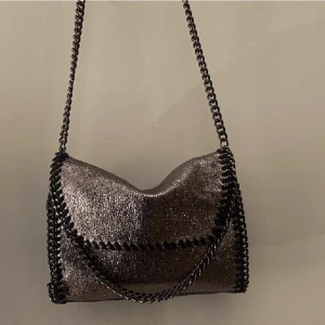 Stella mccartney liknande väska  - Säljer nu min stellamccartney liknande väska. Inga defekter, tryck på köp nu för en snabb affär💓